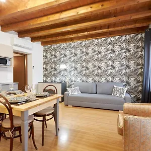 Apartment Next To The Library 